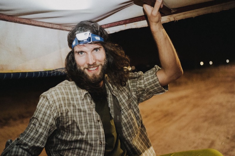 Christian mit Stirnlampe im Zelt