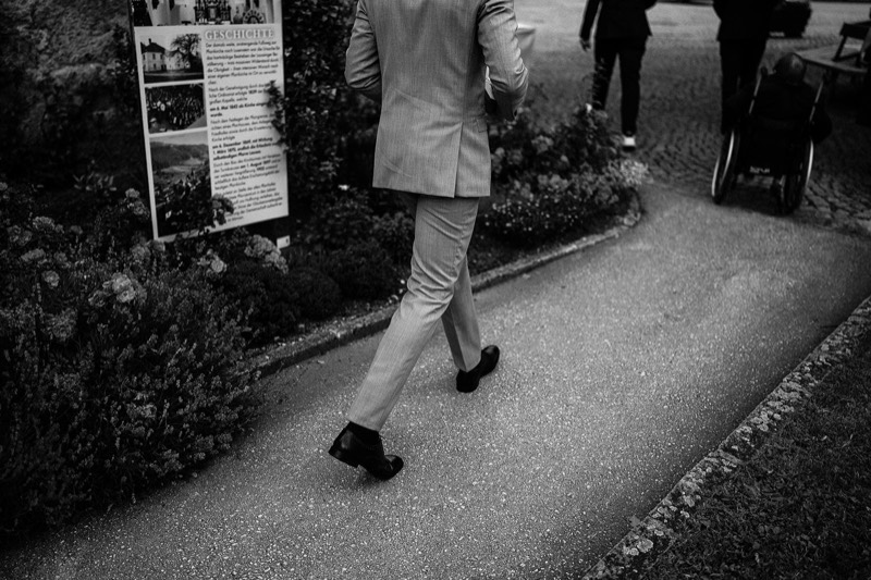 Trauzeuge geht über den Kirchweg, Schwarzweiß