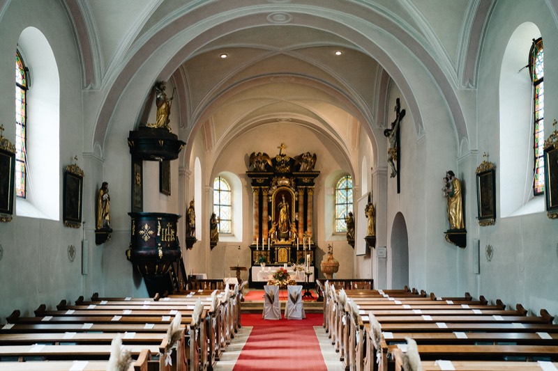 Blick durch das Kirchenschiff zum Altar