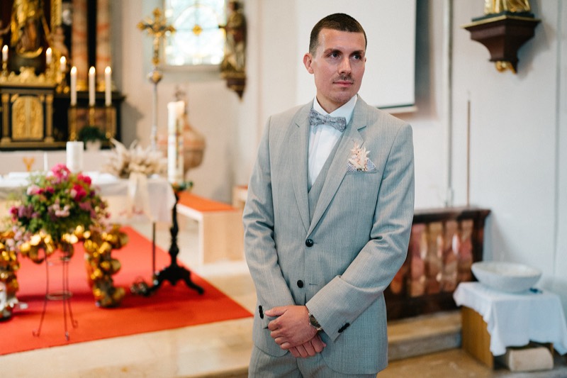 Bräutigam wartet am Altar