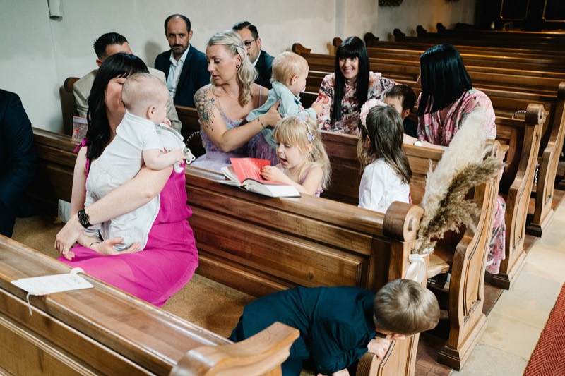 Familie mit Baby in der Kirchenbank