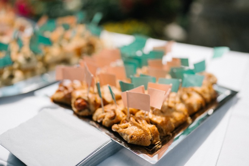 Fingerfood beim Empfang vor der Kirche
