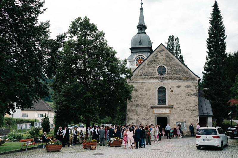 Hochzeitsgesellschaft vor der Dorfkirche
