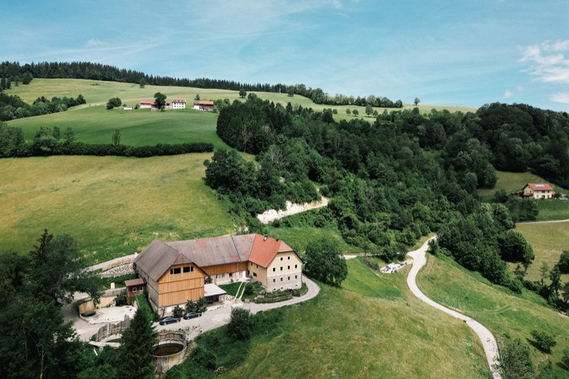 Der Auszeithof Erdelement in den Hügeln von oben