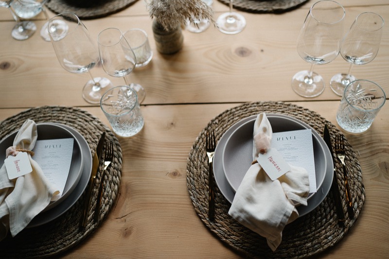 Gedeckter Holztisch im Stadel