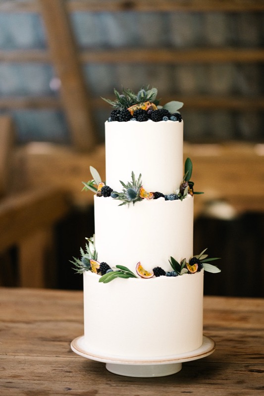 Weiße Hochzeitstorte im Stadel