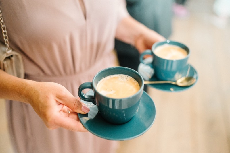 Braut mit zwei Tassen Kaffee