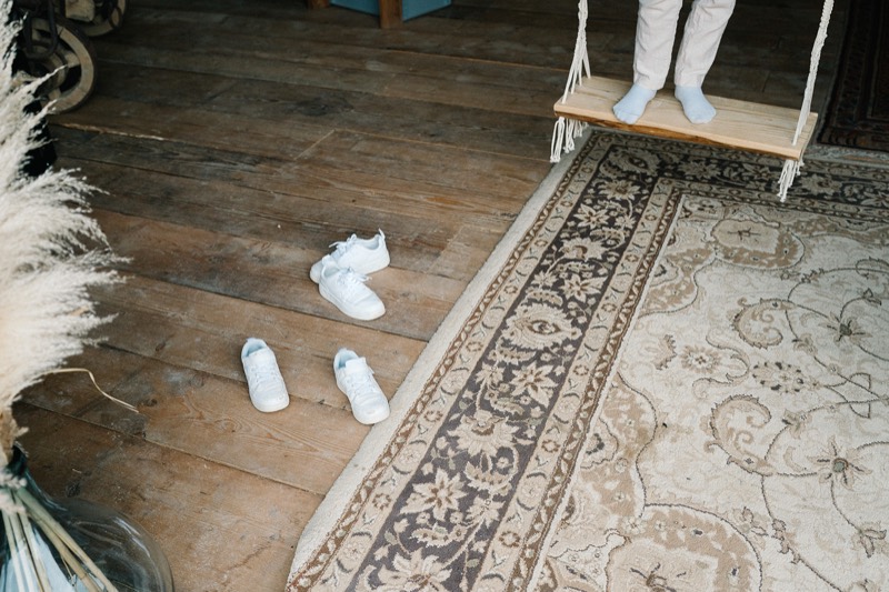 Abgelegte Schuhe auf dem Holzboden des Stadels