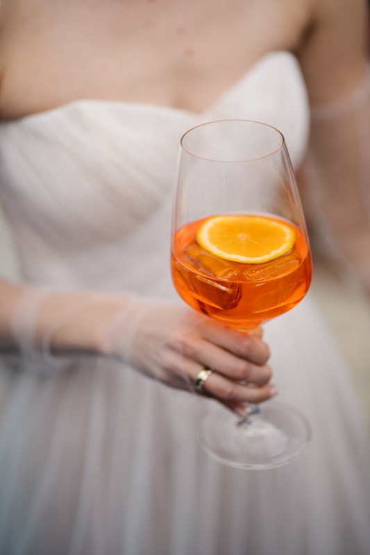 Braut mit Aperol in der Hand
