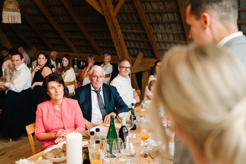 Gäste an der langen Tafel im Stadel