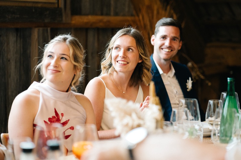 Brautpaar mit Trauzeugin am Tisch