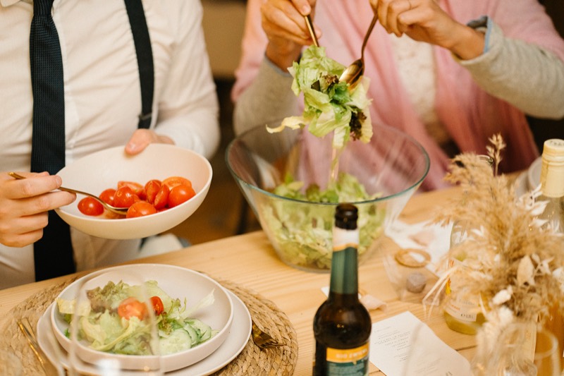 Salat wird am Tisch gereicht