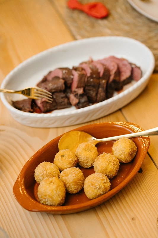 Fleisch und Erdäpfel auf Platten