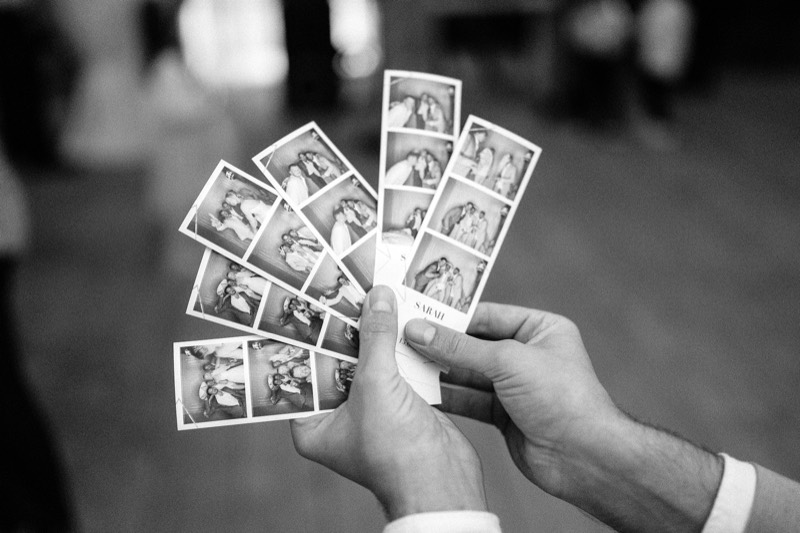 Fotobox-Streifen in der Hand, Schwarzweiß