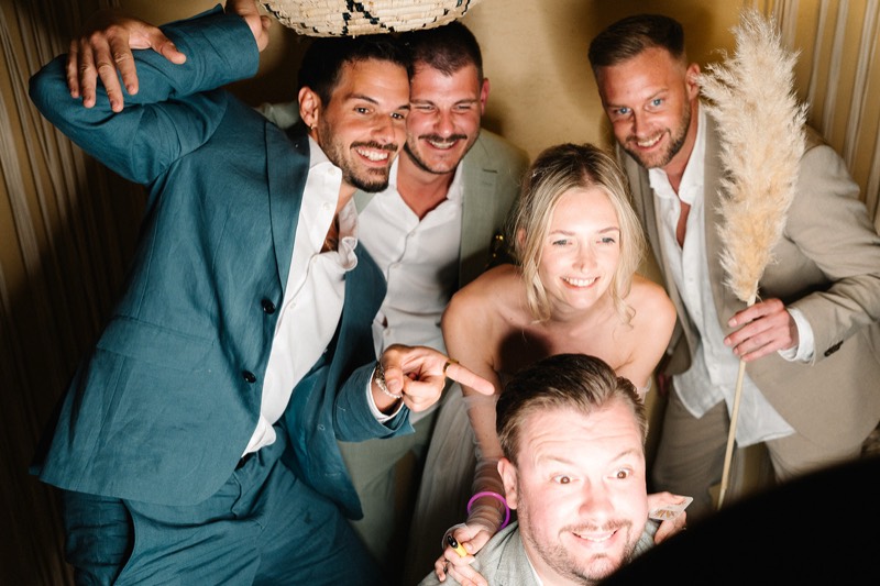 Freunde albern in der Fotobox herum