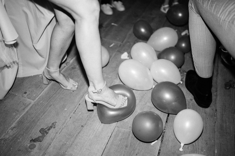Tanzende Füße zwischen Luftballons, Schwarzweiß