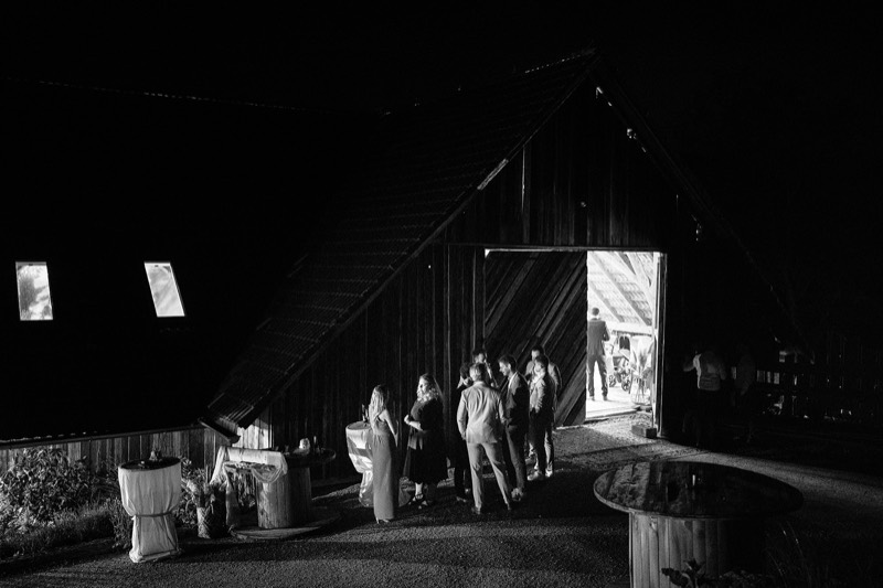 Der Stadel bei Nacht mit Blick auf die Tanzfläche, Schwarzweiß