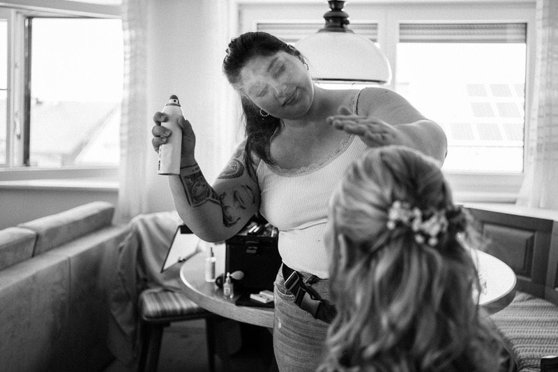 Braut beim Getting Ready, Schwarzweiß