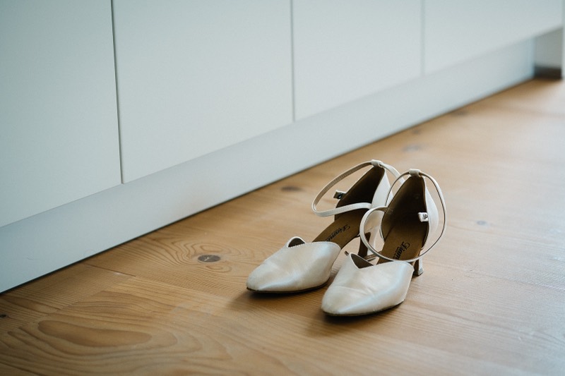 Brautschuhe auf dem Holzboden