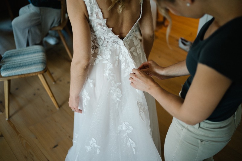 Das Brautkleid wird geschlossen
