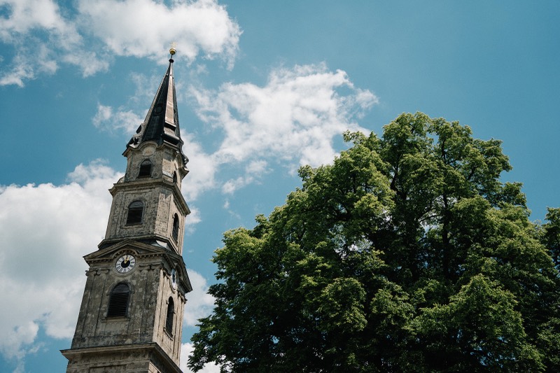 Kirchturm von Mattsee vor blauem Himmel