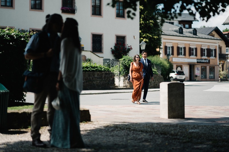 Gäste vor der Kirche