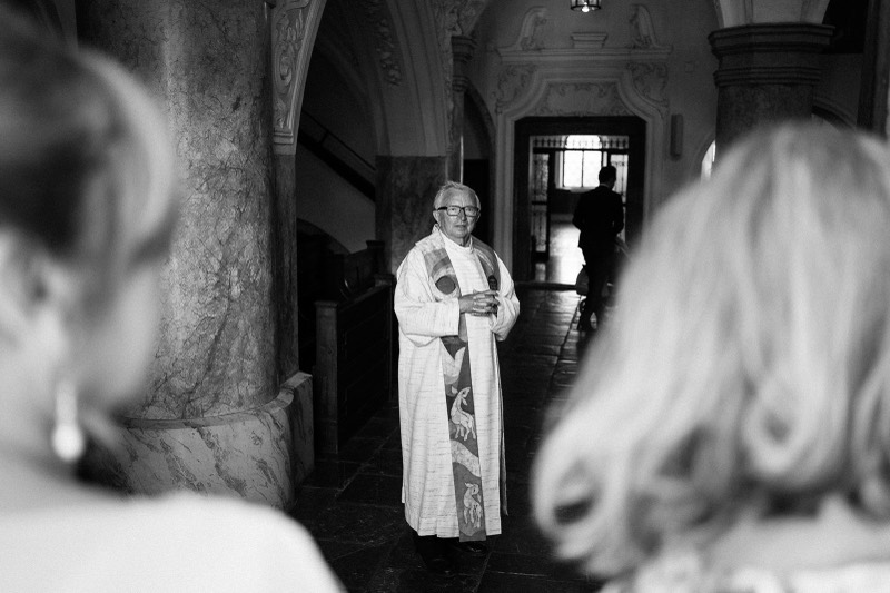 Gäste warten in der Kirche, Schwarzweiß