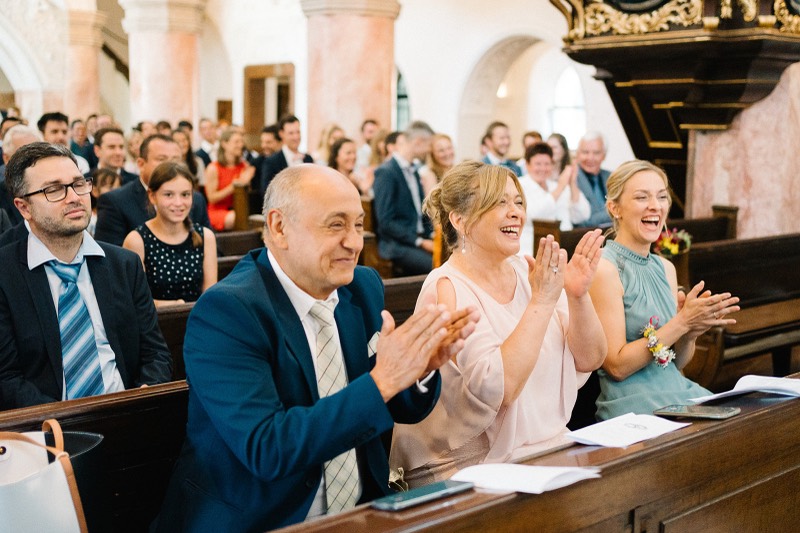 Gäste applaudieren in der Kirche