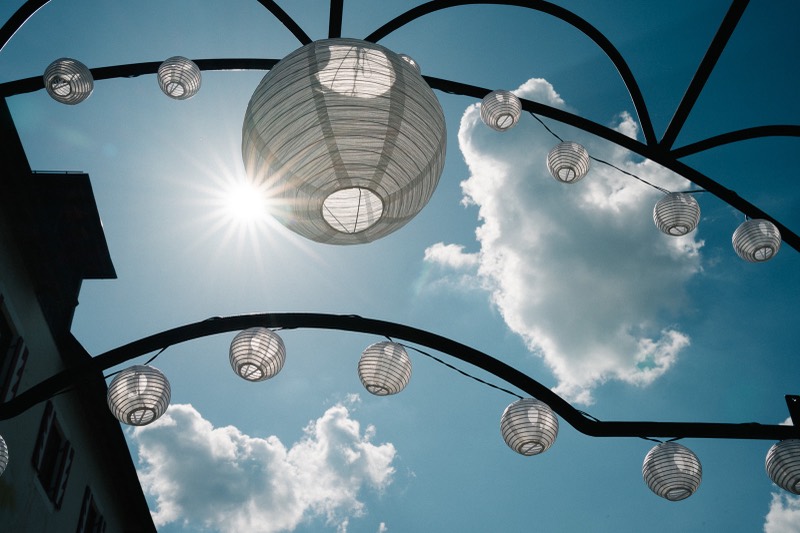Lampions vor dem Himmel