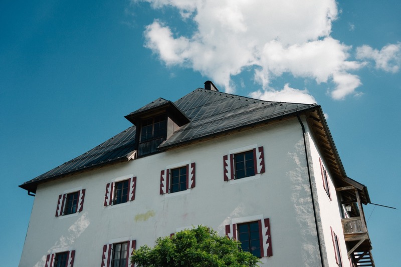Schloss Mattsee vor blauem Himmel