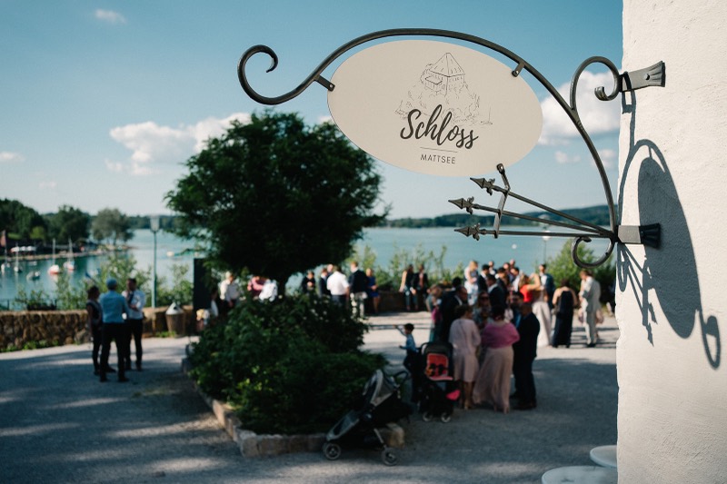 Schild zum Schloss Mattsee