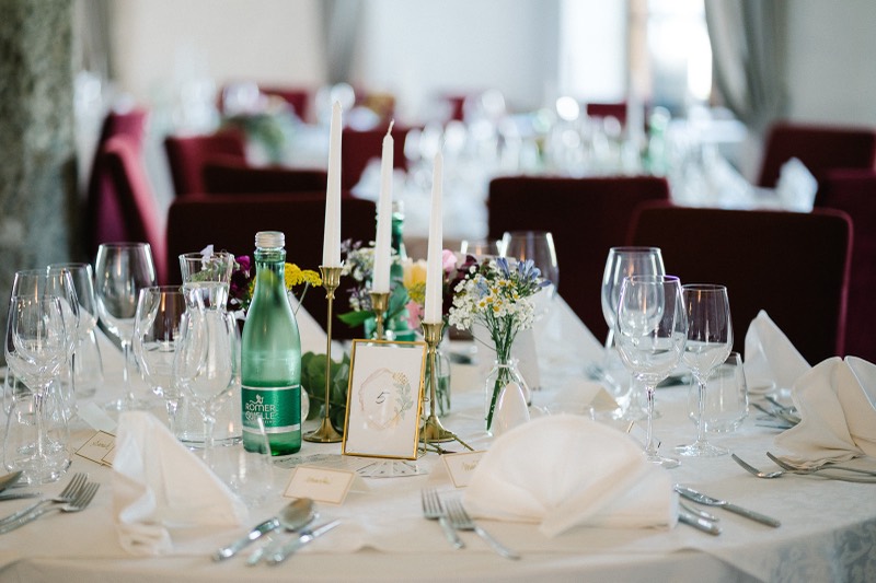 Gedeckte Tafel im Schloss