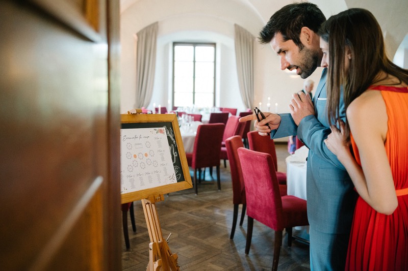 Gäste im Gespräch im Saal