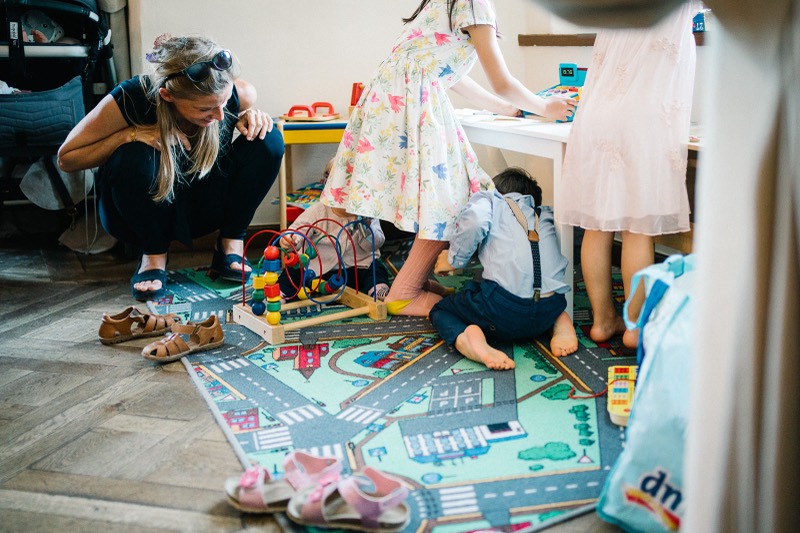 Kinder spielen am Boden