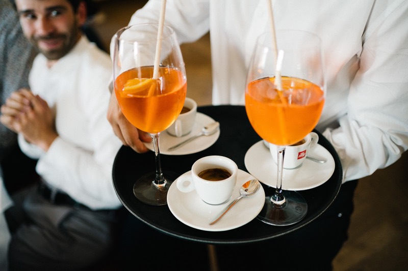 Aperol und Espresso auf dem Tablett