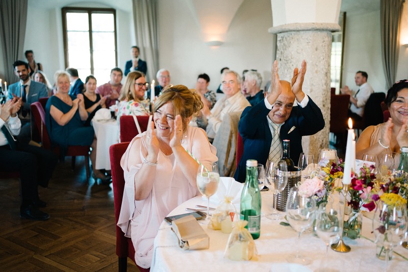 Gäste applaudieren im Saal