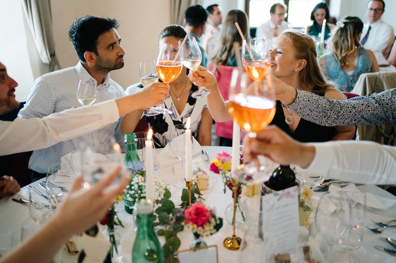Anstoßen mit Aperol