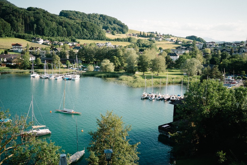 Blick über den Mattsee mit Booten