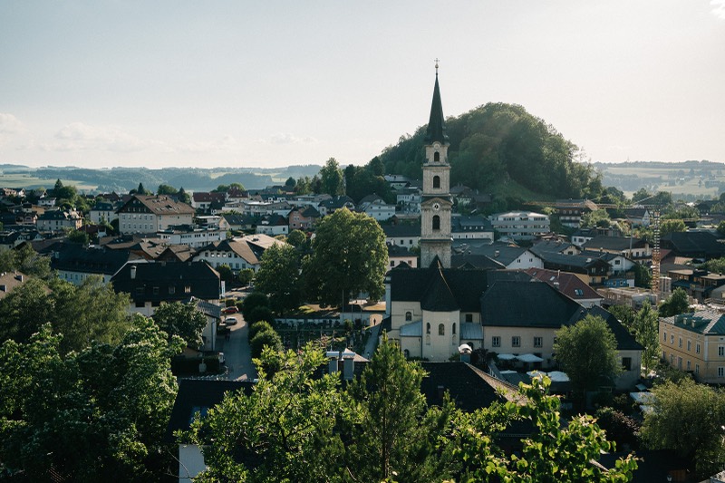 Mattsee mit Kirche im Abendlicht
