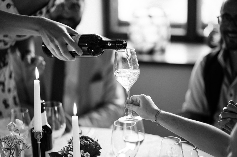 Wein wird eingeschenkt, Schwarzweiß