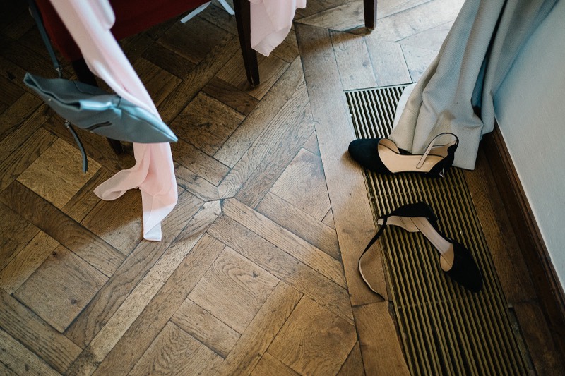 Abgestreifte Schuhe auf dem Parkett