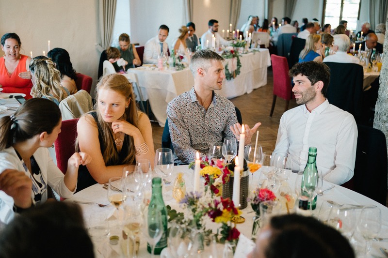 Gäste an der Tafel