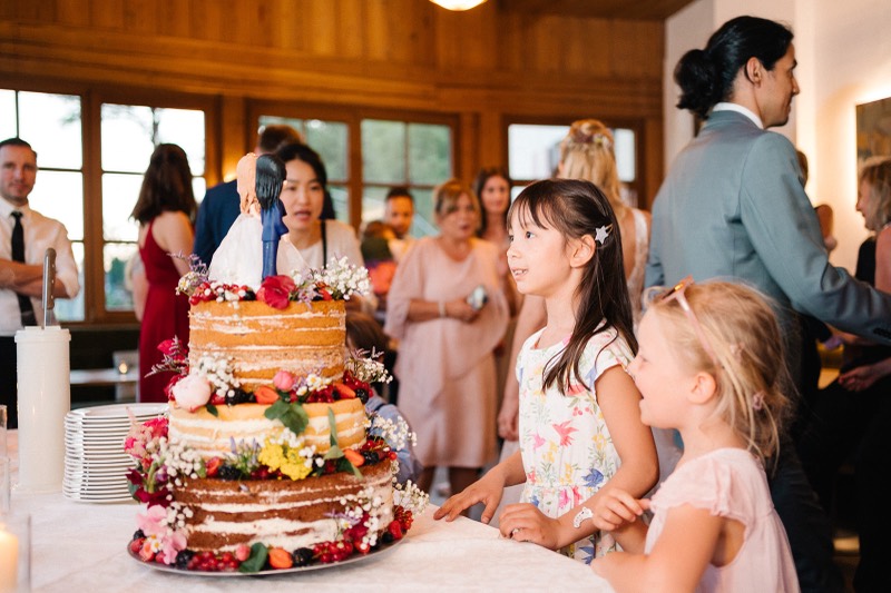 Kinder bestaunen die Torte
