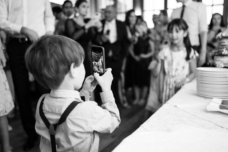 Bub fotografiert die Feier, Schwarzweiß