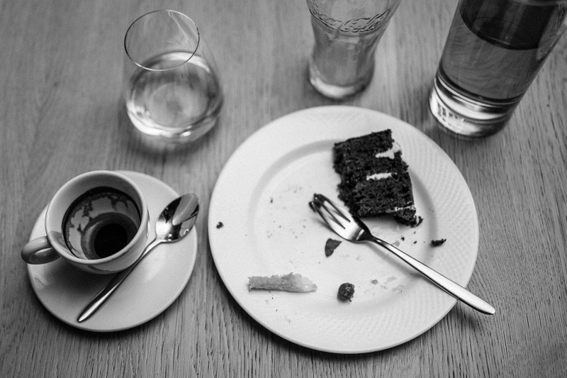 Kaffee und Kuchenreste, Schwarzweiß