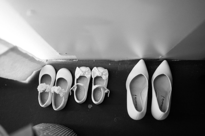Brautschuhe und Kinderschuhe in einer Reihe