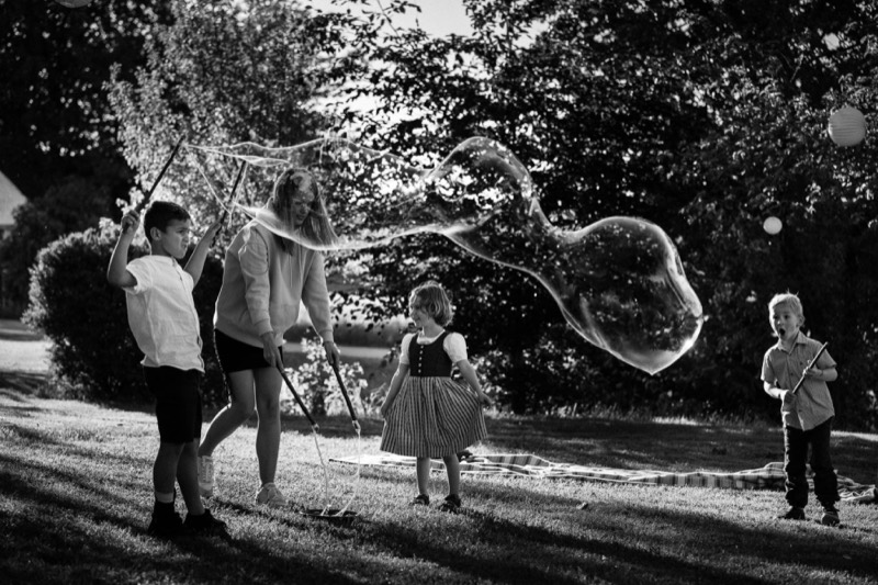 Kinder jagen riesige Seifenblasen im Park